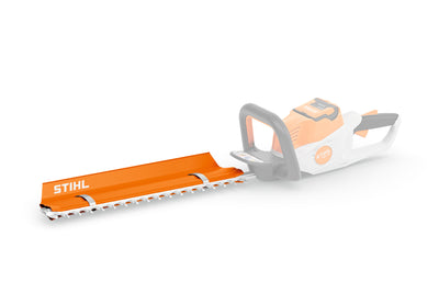 Tagliasiepi STIHL con deflettore di raccolta arancione montato sulla barra di taglio