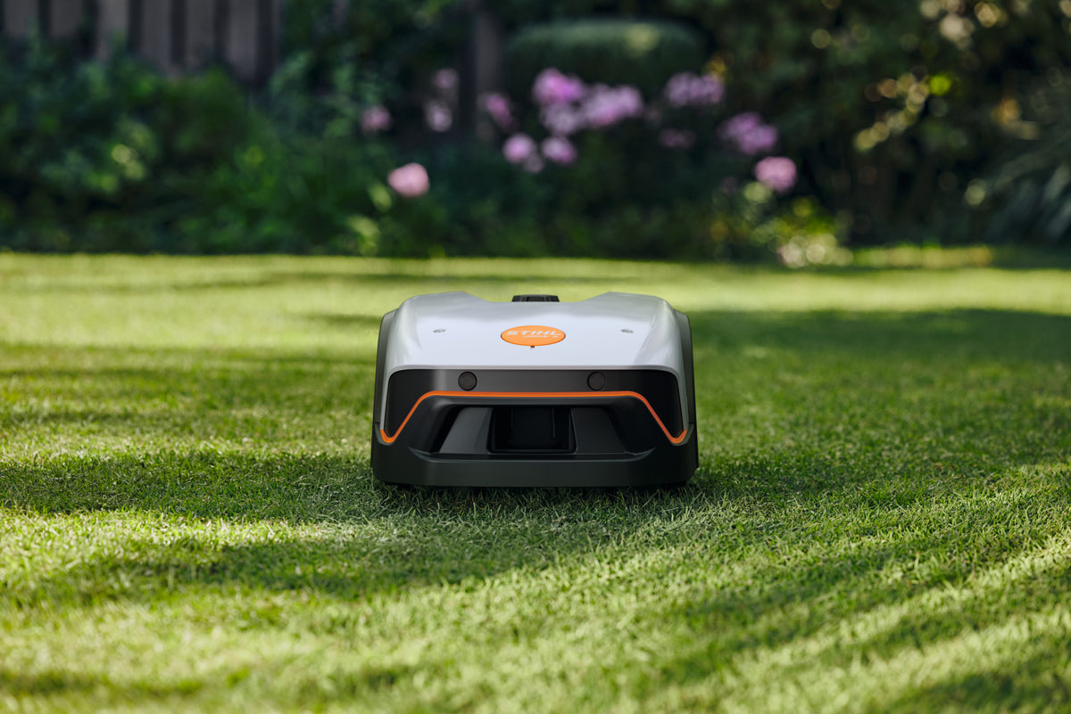 Vista frontale del robot tosaerba Stihl iMOW 4 su un prato.