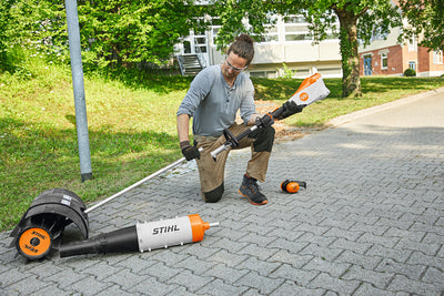 Motore STIHL KMA 135 R con attrezzi combinati in uso