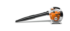 Soffiatore a scoppio Stihl BG 86 in azione su fogliame autunnale
