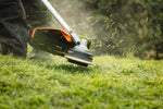 Operatore che utilizza il decespugliatore Stihl FSA 130 R con impugnatura ergonomica