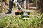 Vista completa del Kombi Stihl KM 131 R in ambiente giardino