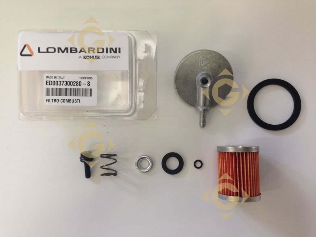 Filtro gasolio con tappo Kohler-Lombardini: cartuccia cilindrica a pieghe rosse, tappo metallico, guarnizioni circolari, molla, vite e rondella, accanto alla confezione trasparente Lombardini.