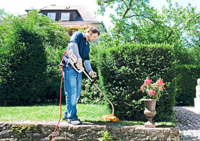 Rifinitore Elettrico FSE 71 di Stihl in utilizzo su piccolo prato