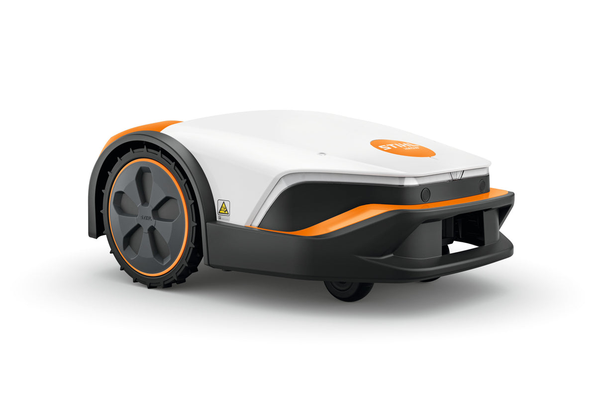 Robot tosaerba iMOW 5 di STIHL su prato verde