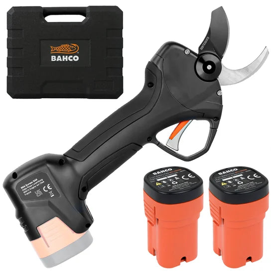 Forbice a batteria Bahco BCL235 nera con lame curve, accanto a una valigetta nera Bahco e due batterie arancioni.