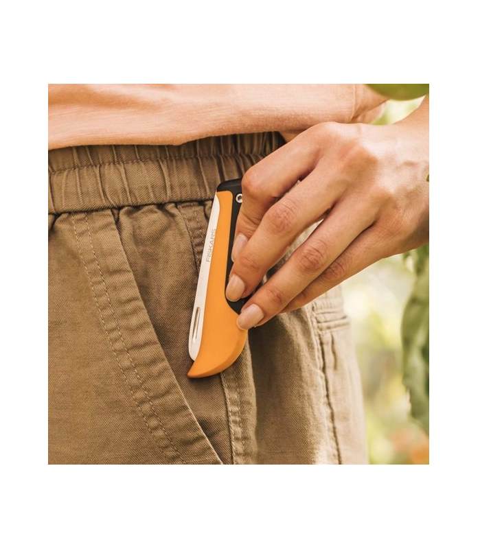 Coltello pieghevole Fiskars X-series K80 in tasca, formato compatto e trasportabile