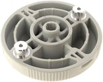 Ruota di ricambio per elettrodomestici, componente in plastica grigia con due supporti metallici, ideale per lavastoviglie e altri apparecchi. Accessorio di alta qualità per riparazioni e manutenzioni efficienti.