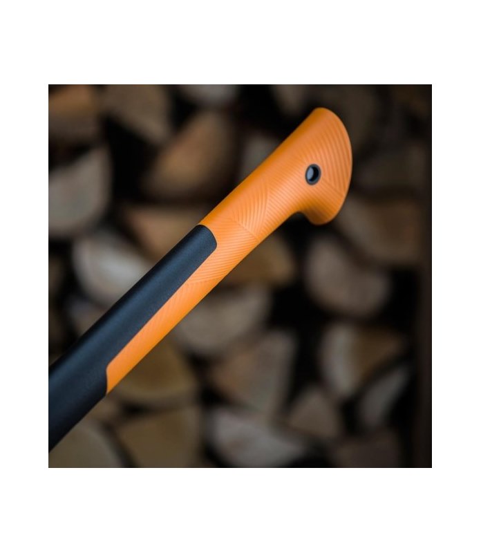 Dettaglio impugnatura arancione dell'ascia da spacco Fiskars XL X25