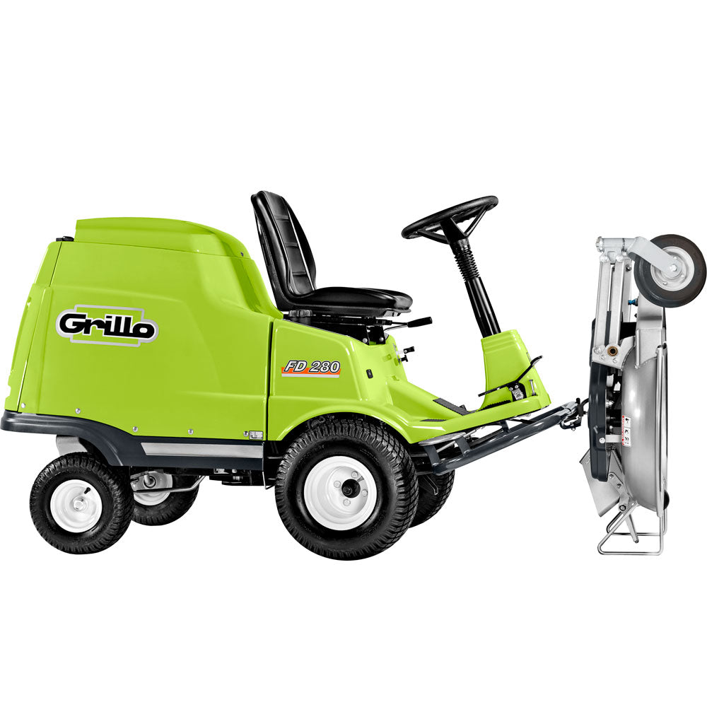 Trattorino rasaerba frontale Grillo FD 280 con piatto sollevato in posizione verticale