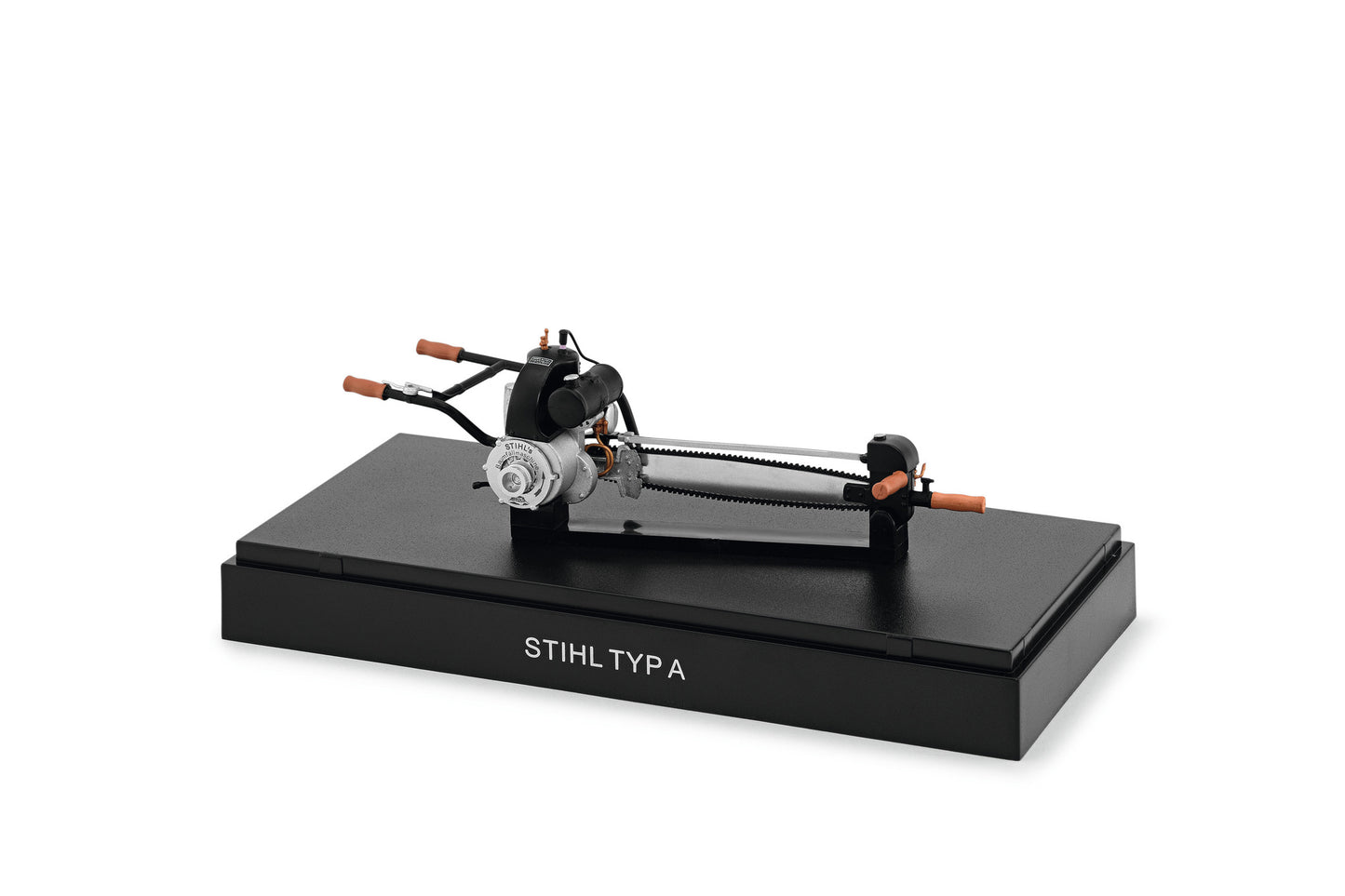 Modellino motosega d’epoca Stihl Typ A in scala 1:12 su basamento con cappuccio trasparente