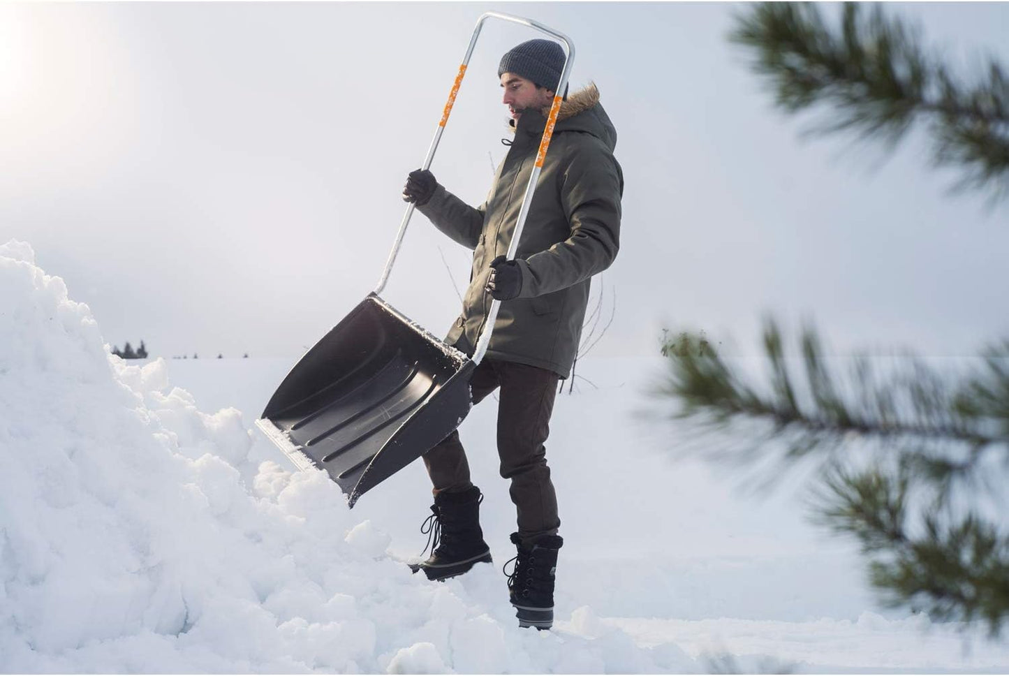 Slitta spingineve Fiskars SnowXpert 74 cm con manico in alluminio e pala larga