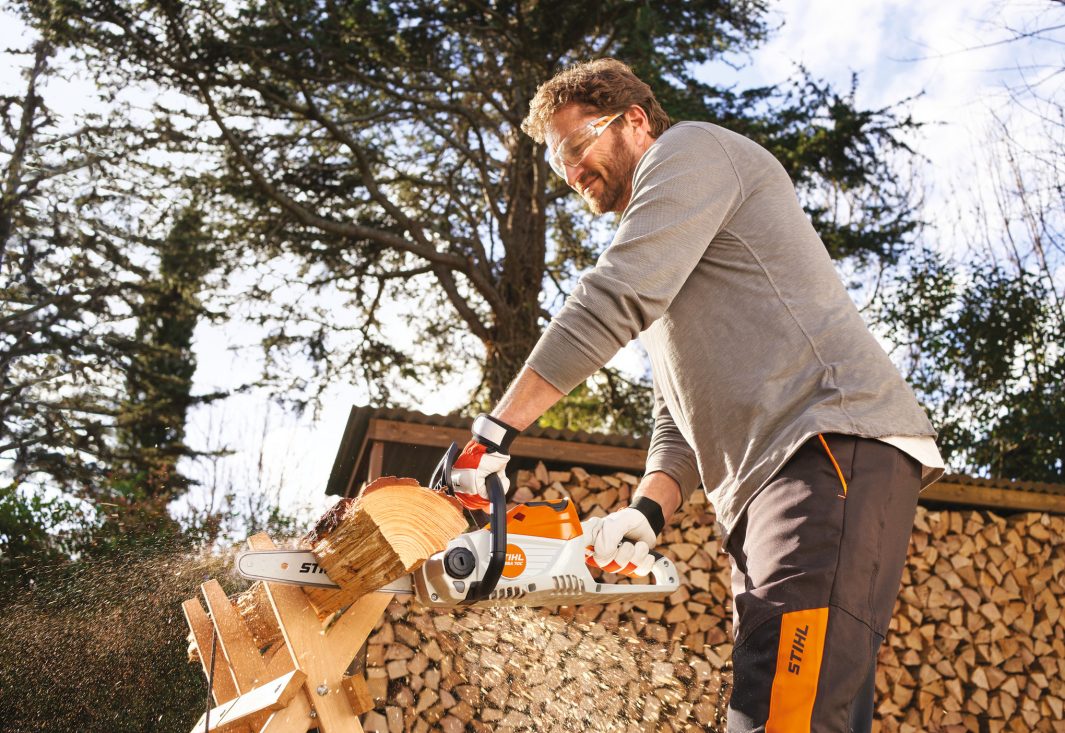 Operatore durante il taglio di un tronco con motosega a batteria STIHL MSA 70 C-B