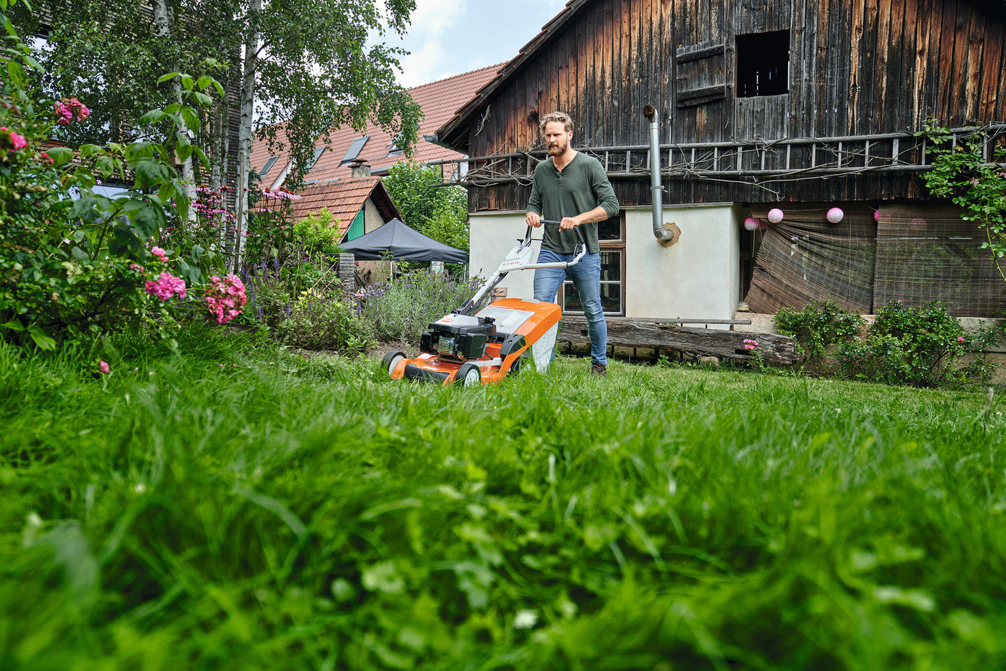 Tosaerba a scoppio STIHL RM 655 V in uso su prato per superfici fino a 2000 m²