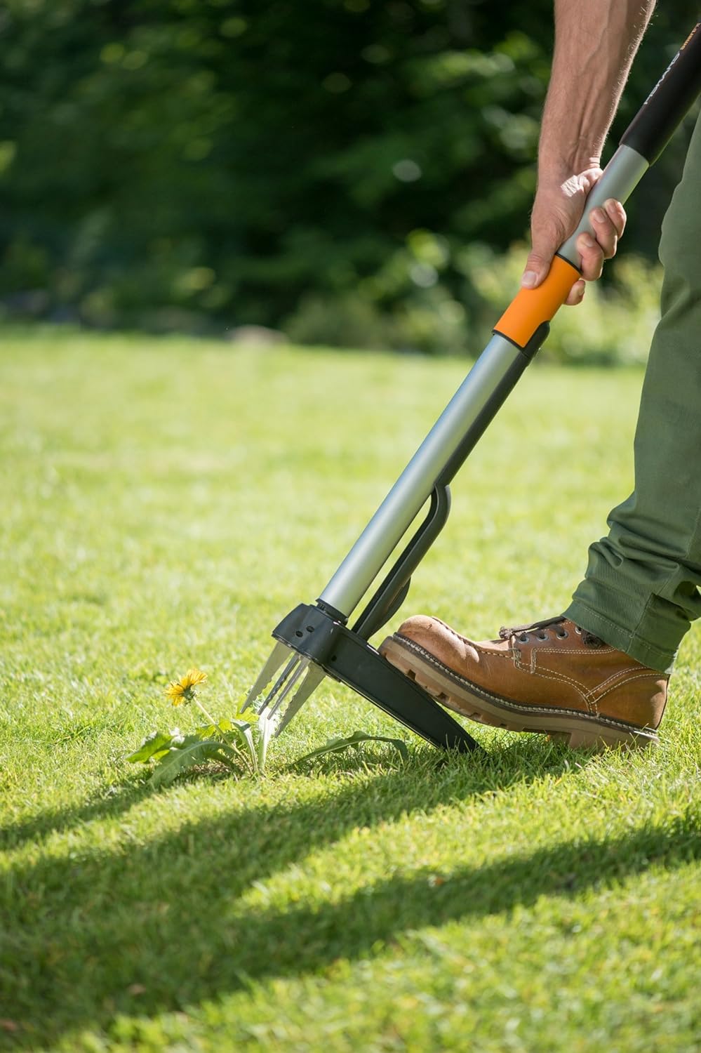 Uso del pedale dell'estirpatore telescopico Fiskars SmartFit su prato