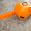 Custodia protettiva arancione per motosega Stihl, robusta e resistente, con maniglia ergonomica e chiusure sicure, ideale per trasporto e conservazione sicura della motosega. Perfetta per proteggere l'attrezzatura durante il trasporto e lo stoccaggio.