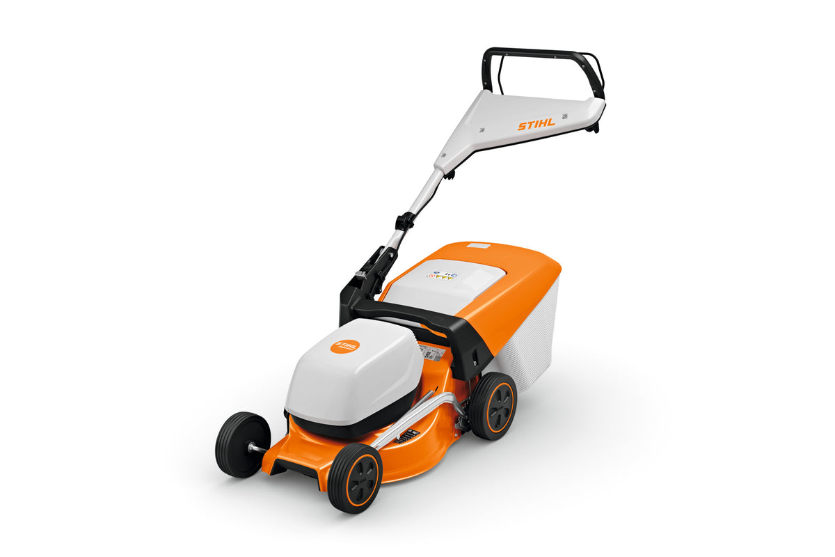 Tosaerba a batteria STIHL RMA 243 visto di tre quarti posteriore.