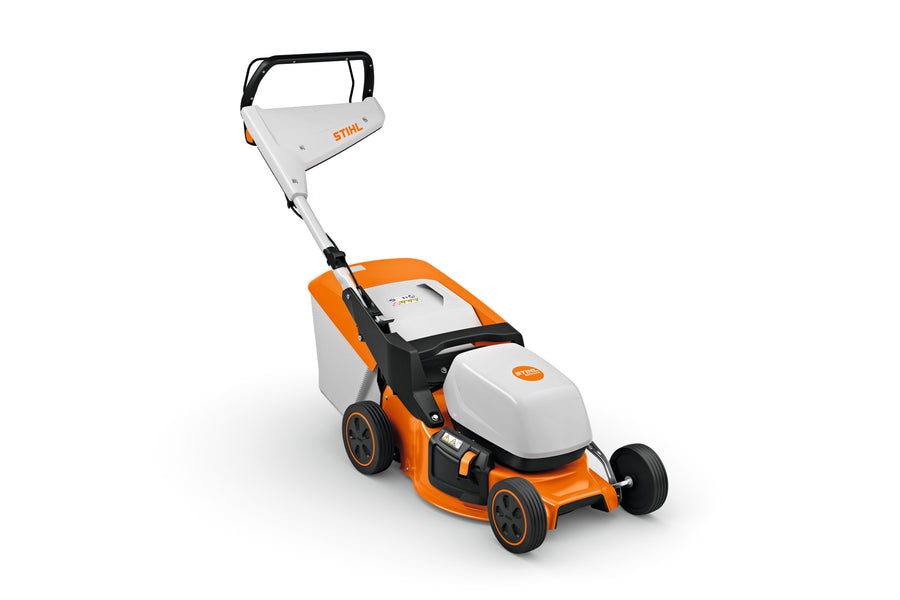 Tosaerba a batteria STIHL RMA 243 visto di tre quarti anteriore.
