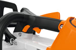 Dettaglio dell'impugnatura e del comando della motosega Stihl MSA 190 T