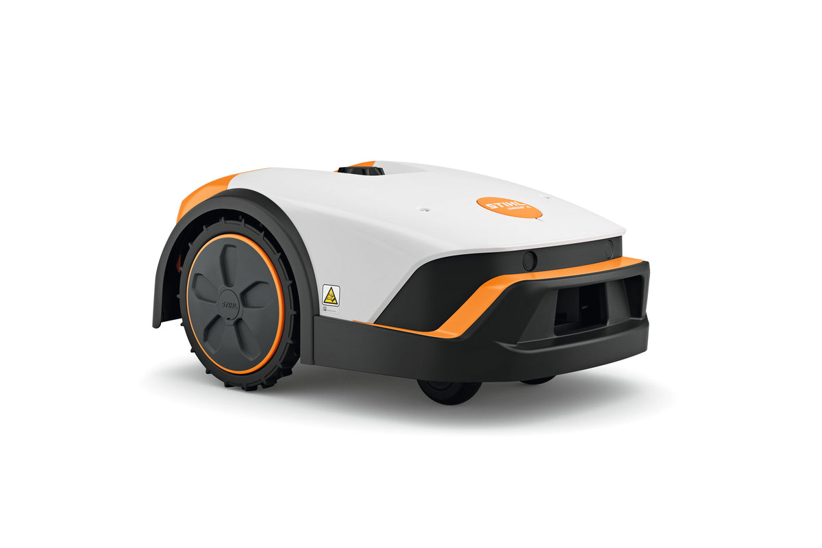 Robot tosaerba Stihl iMOW 4 visto di tre quarti anteriore su sfondo bianco.