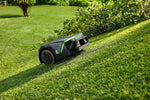 Robot tosaerba Stihl iMOW 4 EVO su un prato in pendenza.