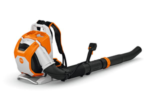 Soffiatore a batteria a zaino STIHL BRA 600 visto di lato, con tubo soffiante esteso.