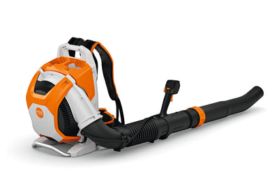 Soffiatore a batteria a zaino STIHL BRA 600 visto di lato, con tubo soffiante esteso.