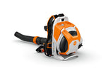 Soffiatore a batteria a zaino STIHL BRA 600 visto dal lato posteriore.