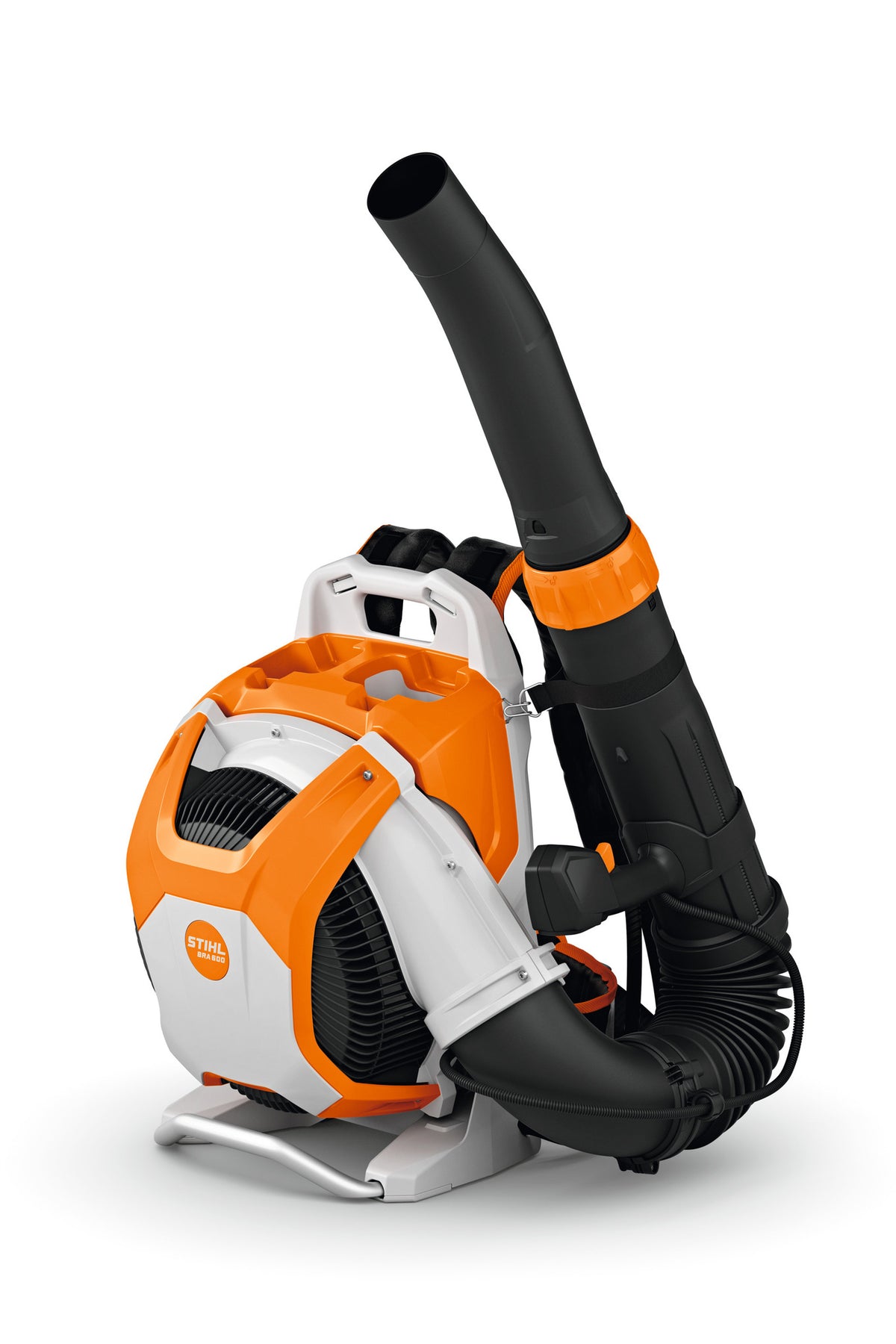 Soffiatore a batteria a zaino STIHL BRA 600 con tubo soffiante orientato verso l’alto.