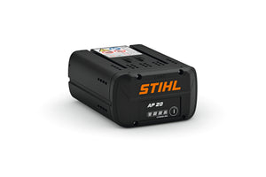 Batteria Stihl AP 20 nera vista di tre quarti su sfondo bianco