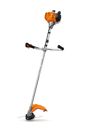 Decespugliatore Stihl FS 255 visto in piedi, con motore arancione, doppio manubrio, asta e testina falciante con parasassi.
