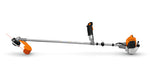Decespugliatore Stihl FS 255 visto dal lato opposto, con testina falciante e parasassi a sinistra, doppio manubrio e motore a destra.