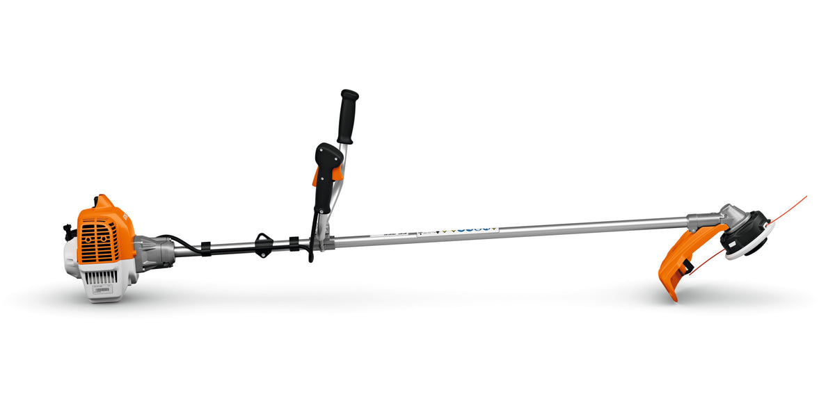 Decespugliatore Stihl FS 255 visto lateralmente, con motore a sinistra, asta lunga e testina falciante con parasassi a destra.
