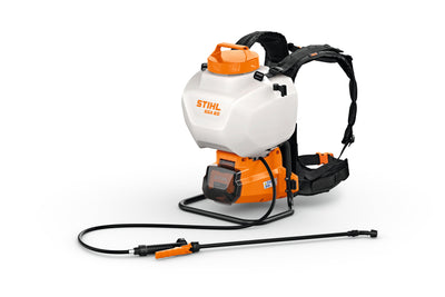 Irroratore a batteria Stihl SGA 60 con serbatoio, cinghie dorsali, tubo flessibile e lancia.