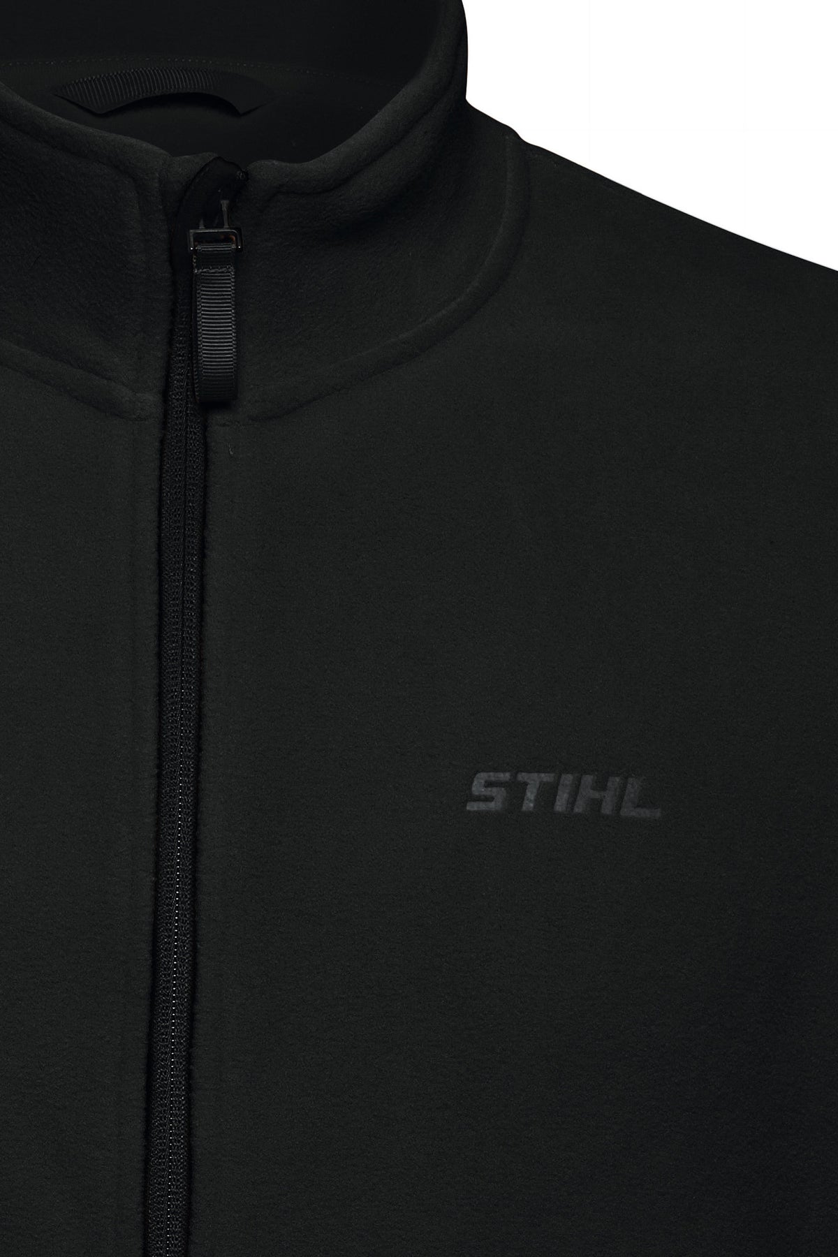 Dettaglio del pile nero, della cerniera frontale e del logo STIHL sul petto