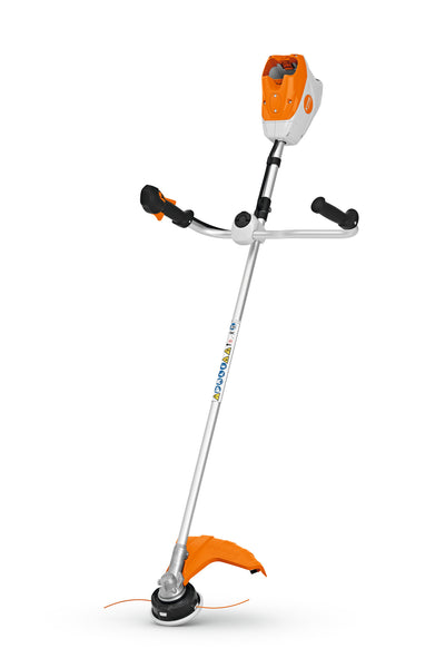 Decespugliatore a batteria Stihl FSA 250 con impugnatura a doppio manubrio e testina di taglio a filo.