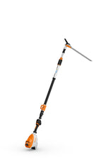 Tagliasiepi a batteria Stihl HLA 150 B con asta telescopica e barra di taglio inclinata.