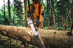 Operatore con motosega STIHL MS 300 C-M mentre taglia un tronco nel bosco.