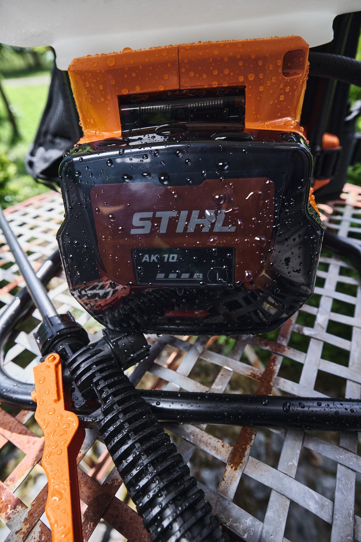 Dettaglio della batteria inserita nell'irroratore con gocce d'acqua sul corpo batteria.