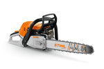 Motosega STIHL MS 300 C-M vista in prospettiva dal lato sinistro su sfondo bianco.
