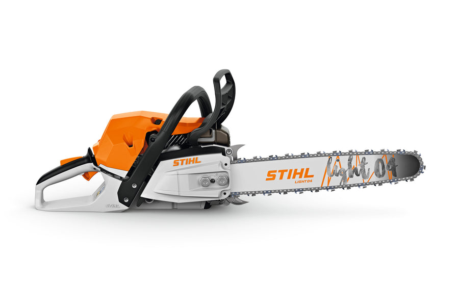 Motosega STIHL MS 300 C-M vista dal lato della spranga su sfondo bianco.