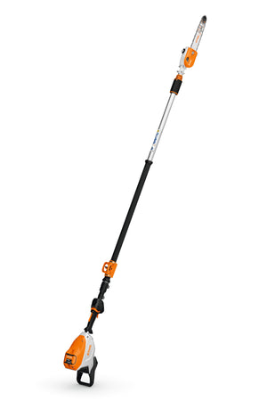 Potatore telescopico a batteria Stihl HTA 140 B in posizione inclinata.