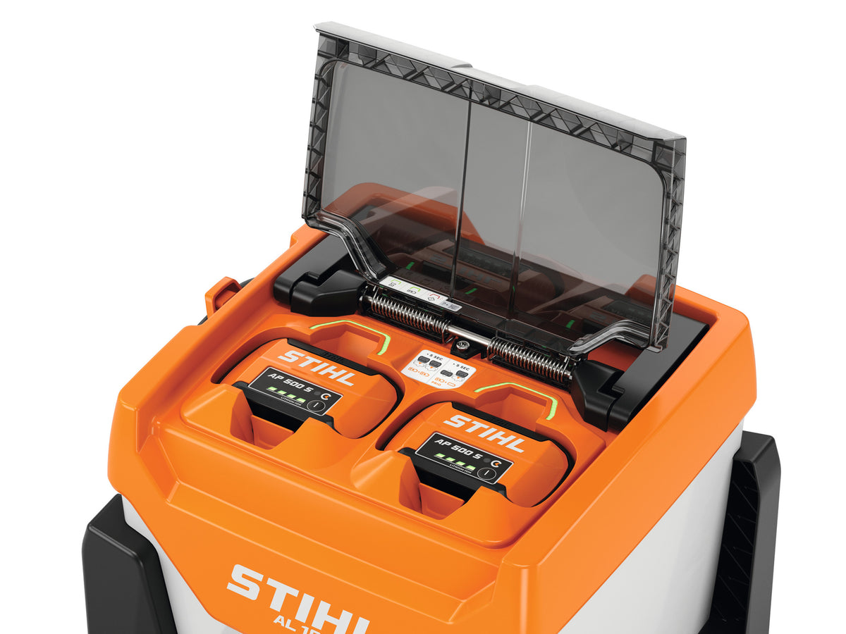 Caricabatterie STIHL AL 1802 MO con coperchio aperto e due batterie inserite