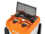 Caricabatterie STIHL AL 1802 MO con coperchio aperto e due batterie inserite