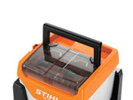 Caricabatterie STIHL AL 1802 MO con coperchio trasparente chiuso e maniglia sollevata