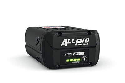 Batteria Stihl AP 30.1 nera vista di tre quarti, con indicatore di carica a LED sul frontale.