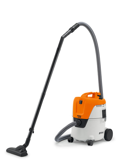 Aspiratore a umido e secco con funzione soffiante Stihl SE 62 in azione