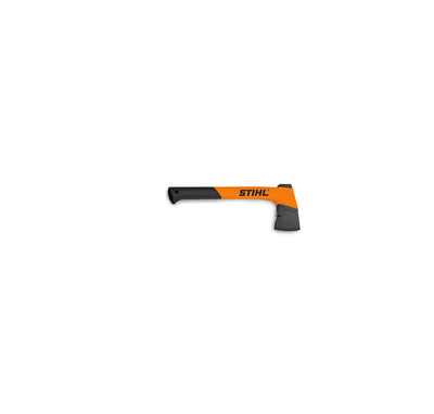 Accetta forestale STIHL AX 6 P con manico nero e testa in acciaio su sfondo bianco