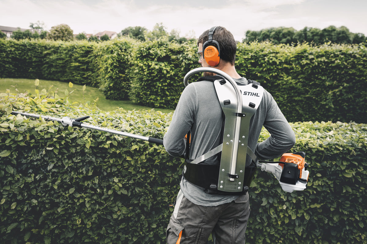 Tosasiepi Stihl HL 94 C-E in uso su siepi alte