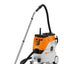 Aspiratore Stihl SE 133 ME in uso su pavimento